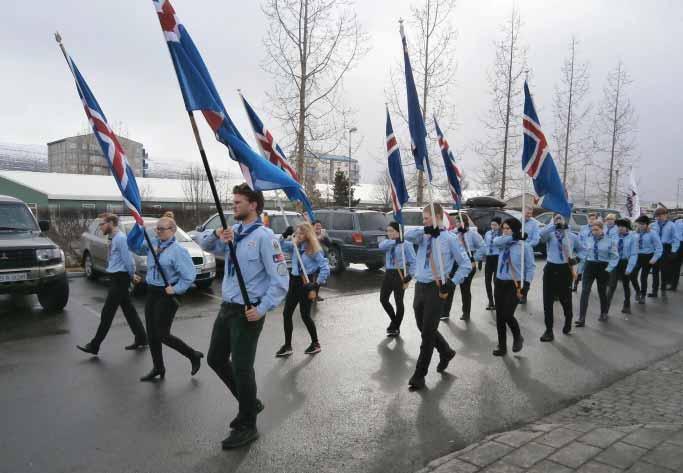 Frá skrúðgöngu sumardaginn fyrsta 2017. Marta Magnúsdóttir og bakland skátaþings 2017. Drekaskátasveitinn Smáfólk í útilegu.