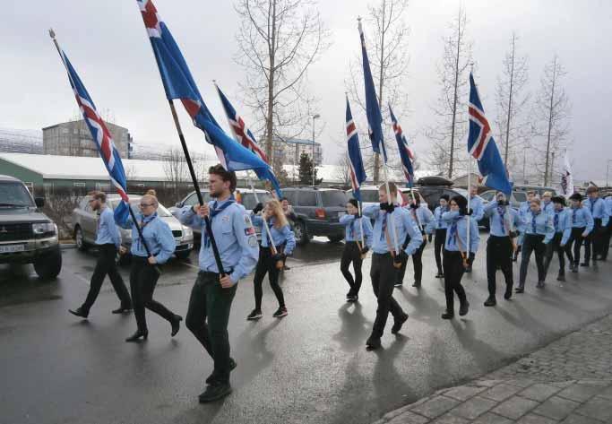 Frá skrúðgöngu sumardaginn fyrsta 2017. Marta Magnúsdóttir og bakland skátaþings 2017. Drekaskátasveitinn Smáfólk í útilegu.