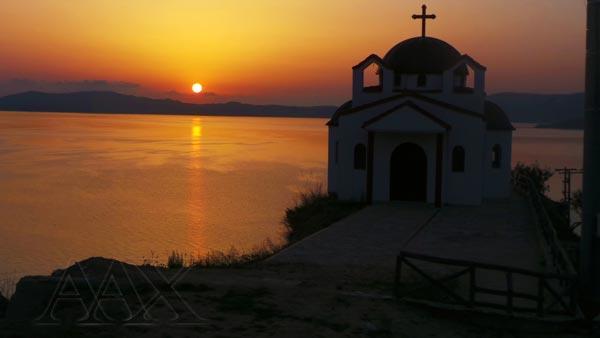 Η σπουδαία γεωγραφική θέση, η φυσική ομορφιά των Νέων Ρόδων, σε συνδυασμό με την καλωσύνη των κατοίκων, έχουν καταστήσει ιδανικό προορισμό καλοκαιρινών διακοπών, τον σημερινό οικισμό.