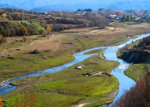 Οι όροι ποταμός και ρυάκι δεν είναι σαφώς διαχωρισμένοι, διότι σε περιοχές με λίγες βροχοπτώσεις ο όρος ποταμός αποδίδεται και σε ρέουσες υδατοσυλλογές με στενή κοίτη και μικρή παροχή.