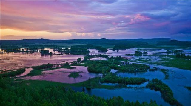 Sundarbans, Μπαγκλαντές και Ινδία Η περιοχή Sundarbans είναι η μεγαλύτερη παράκτια μαγκρόβια ζώνη στον κόσμο, που απλώνεται σε όλο το Μπαγκλαντές και τη Δυτική Βεγγάλη στην Ινδία.