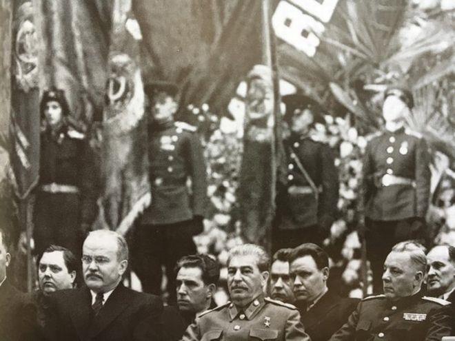 Ο Στάλιν και οι «συναγωνιστές» του τον Ιανουάριο του 1947.