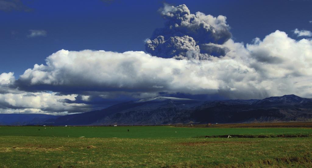 התפרצות הר הגעש,Eyjafjallajokull באיסלנד, אפריל 2010 צילום: Árni Friðriksson לאחרונה מופנית תשומת לב רבה לשינוי האקלים העולמי, רבות בזכות פרסומי הפאנל הבין ממשלתי לשינוי האקלים,IPCC(.