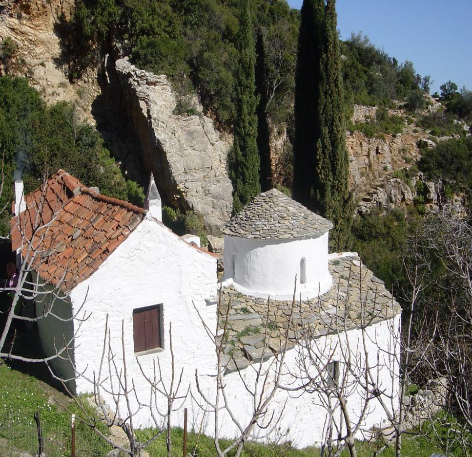 άφθονη βλάστηση και πολλά βάτια γύρω γύρω.