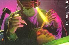 Priča Vrlo brzo nakon što su izumljeni 1960. godine, laseri su postali novi izvori svjetlosti u znanstvenim laboratorijima širom svijeta.