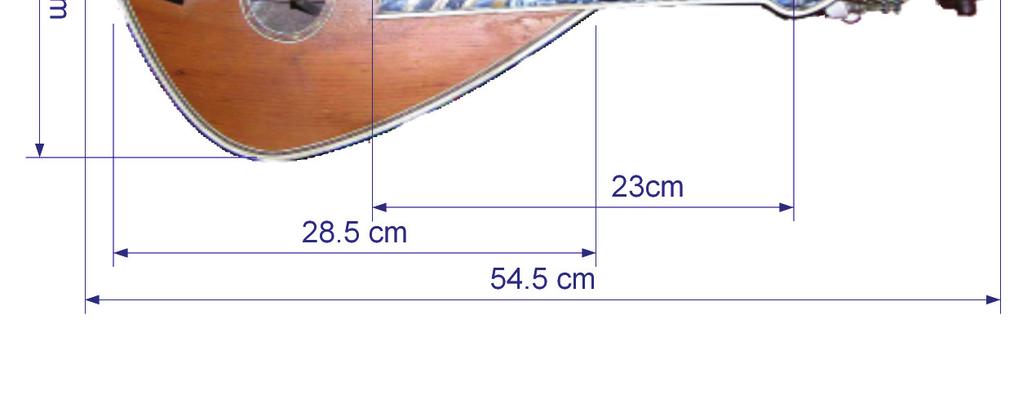Παρατηρείται πως το καπάκι όπως και η πλάτη της λύρας σχηματίζουν μια κοιλότητα με μέγιστη απόσταση μεταξύ τους περίπου ίση με 5,5cm στο κέντρο του οργάνου.