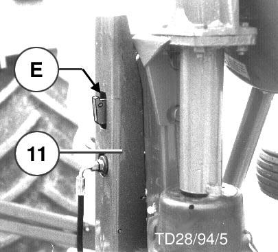 Alle Zinkenträger an den beiden Kreiseln montieren. Zinkenträger (1a) auf die Kreiselarme aufstecken und mit Klappvorstecker (V) sichern.