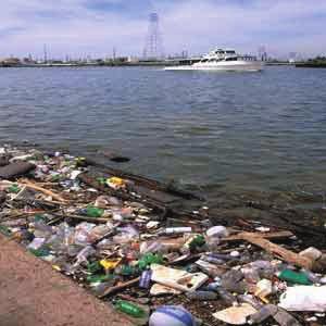 8 3 çو J الªيا حسب دراسات قام بها العلماء وجدوا ان %77 من التلوث البحري مرتبط باألنشطة التي يقوم بها األنسان على اليابسة و 12 % بالنقل البحري و %10 برمي النفايات في البحر و %1 بأستغالل الموارد