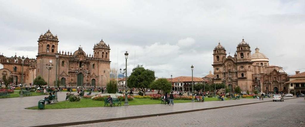 οµορφότερη πλατεία του Περού, αυτή των Όπλων, στο κέντρο της πόλης. Η µοναδική πολεοδοµική ικανότητα των Ίνκας δηµιούργησε µία από τις ωραιότερες πλατείες του κόσµου, σήµα κατατεθέν του Κούσκο.