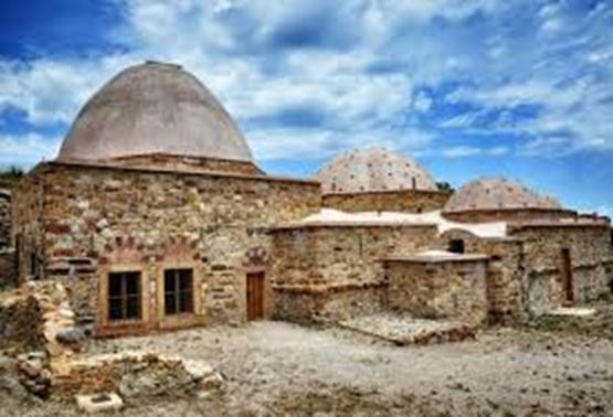 Κοιμητήριο Οθωμανών Έχουν ενταφιαστεί από το 1822 μέχρι το 1890 σημαντικοί Τούρκοι, μεταξύ των οποίων και ο Καρά - Αλής, Καπετάν Πασάς του τουρκικού στόλου του οποίου τη ναυαρχίδα ανατίναξε ο