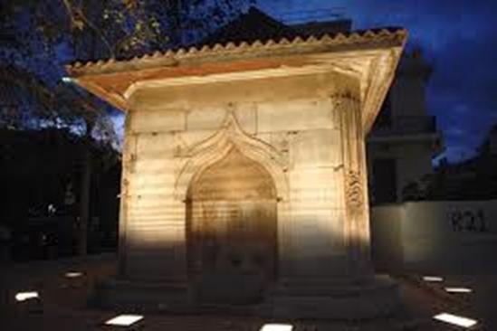 Κρήνη Αμπντούλ Χαμίντ (Πλατεία Χίου, 19 ος αι.) Η εντυπωσιακή Κρήνη του Αμπντούλ Χαμίντ χτίστηκε στα μέσα του 19ου αιώνα και δεσπόζει ως εξαιρετικό μνημείο στην Πλατεία Βουνακίου της Χίου.