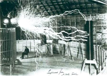 Edisonom u pogledu izmjeničnih strojeva odlazi te osniva tvrtku za proizvodnju opreme za lučnu rasvjetu (Tesla Electric Light and Manufacturing Company).