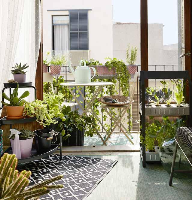 IKEA PRESS KIT / ΜΑΡΤΙΟΣ 2017 / 40 PH140158 ΦΕΡΝΟΥΜΕ ΤΟ ΕΞΩ, ΜΕΣΑ. Με τις γλάστρες και τα κασπό της καλοκαιρινής σειράς μπορείτε να φέρετε την ομορφιά ενός κήπου, μέσα στο σπίτι.