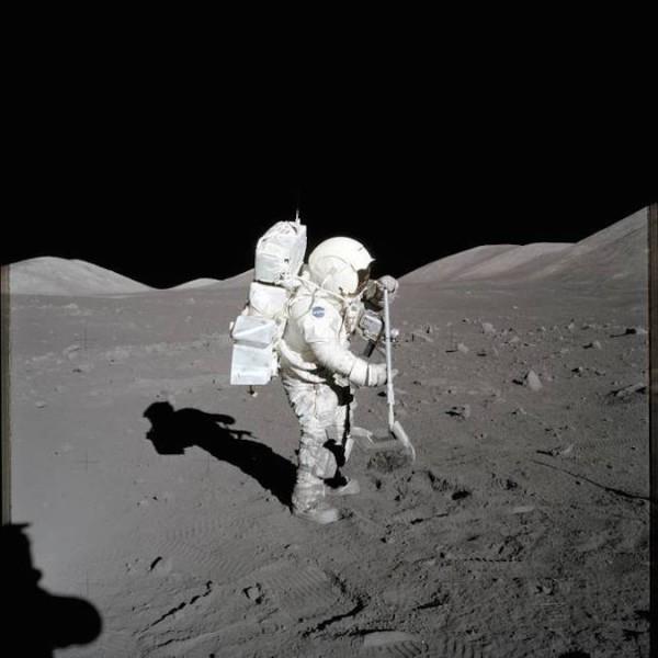 Διαστημική αποστολή NASA στη σελήνη (Δεκέμβριος 1972) O Harrison Schmitt συλλέγει δείγματα από το έδαφος με