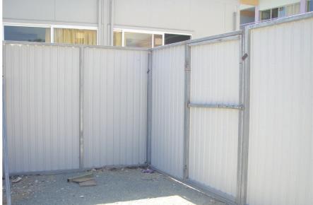 μεταλλικά πλαίσια με μεταλλικό πλέγμα ή άλλο υλικό ελαφριού τύπου και βάσεις βαρετού τύπου (από σκυρόδεμα ή πλαστικές οι οποίες γεμίζουν με άμμο) οι οποίες έχουν υποδοχές για τη στερέωση των πλαισίων.