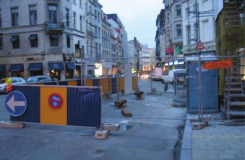 Ειδική πρόνοια πρέπει να λαμβάνεται υπόψη στις περιπτώσεις που η περίφραξη γειτνιάζει με χώρους όπου αναμένεται να διακινούνται παιδιά, όπως π.χ. σε αυλές σχολείων, πάρκων, δίπλα από πεζόδρομους και πεζοδρόμια.