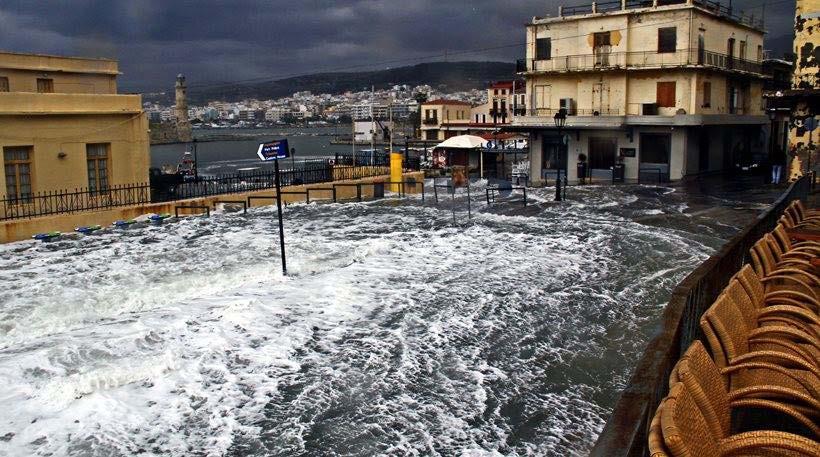 Η κυματική υπερπήδηση κατά μήκος του κυματοθραύστη είναι σύνηθες φαινόμενο, όπως και οι