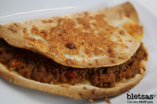 Μοσχαρίσια Quesadillas (Μοσχαρίσια Κουεσαντίλιας) Στο Μεξικο κεσαντιγια ονομαζουν μια πιτα (τορτιγια) διπλωμενη στη μεση και ψημενη σε μεντεμενιο τηγανι με διαφορες γεμισεις.