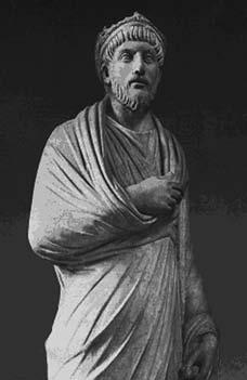 Цар Јулијан: Ова брадата фигура са свештеничком дијадемом на глави, туником филозофа и папирусом у руци, идентификована је као цар Јулијан, пошто се често појављивао као пагански свештеник или грчки