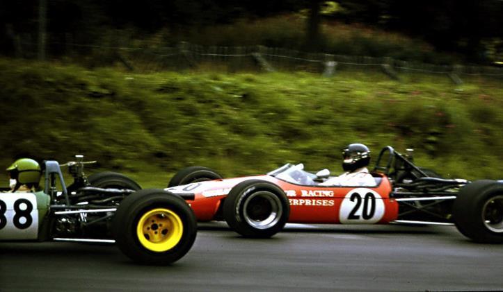 την Hesketh.Όταν η Hesketh λόγω οικονομικών προβλημάτων να αγωνιζέται σ τα πρωταθλήματα της Φορμουλα ο Χαντ υπέγραψε συμβόλαιο με την McLaren.