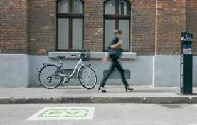 «kot del ukrepa), 2 Celovita kolesarska strategija (fotografija kolesarskega koordinatorja v MOL na zložljivem kolesu), 3 Izdelava sodobnega načrta trajnostne mobilnosti v mestu (na sliki srečanje v