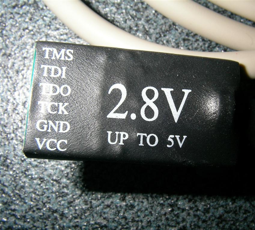 nameček je še oznaka, da je zadeva primerna za napetostno območje od 2,8 V pa vse do 5V. Meritev pokaže, da ta strašna naprava ni le kos kabla.