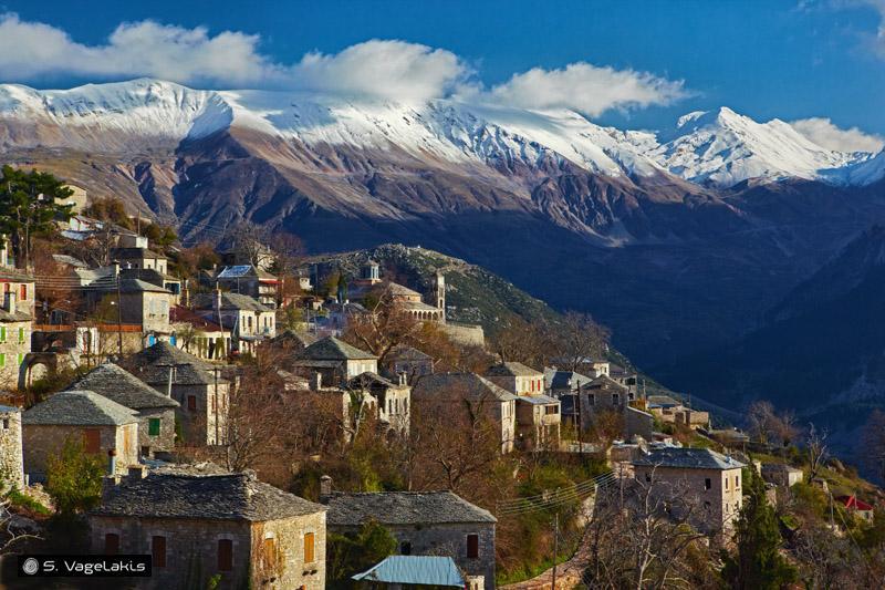 Σζουμέρκα Άγριο και δυςπρϐςιτο τοπύο που απϐ μακριϊ φαντϊζει παραμυθϋνιο και απϐ κοντϊ επιβλητικϐ, τα Σζουμϋρκα, εύναι μύα απϐ τισ τελευταύεσ περιοχϋσ που δεν ϋχουν ακϐμα υποκϑψει ςτην