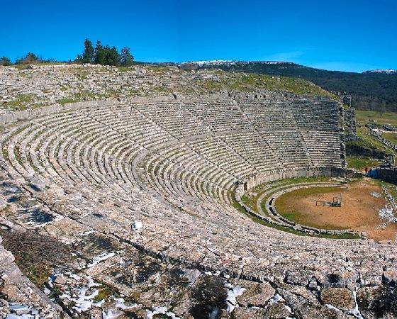 Αρχαιολογικοί χώροι Αρχαίο Θέατρο Δωδώνησ Σο θϋατρο τησ Δωδώνησ εύναι απϐ τα μεγαλϑτερα και καλϑτερα ςωζϐμενα αρχαύα