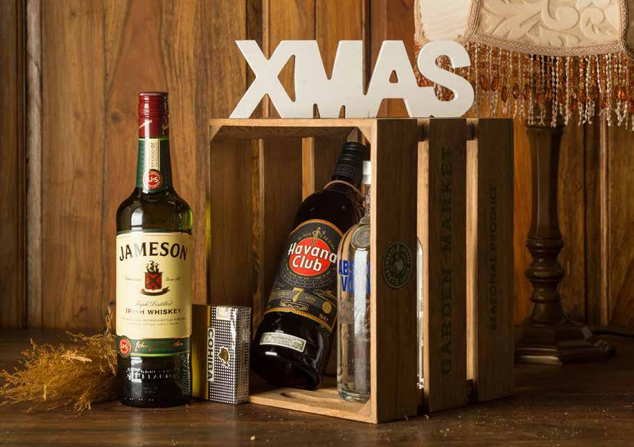 CLUB 7 yrs dark rum 700ml ABSOLUT VODKA 700ml COHIBA CLUB 20 CIGARILLOS / PACK XMAS ΣΤΟΛΙΔΙ ΞΥΛΙΝΟ ΛΕΥΚΟ 102