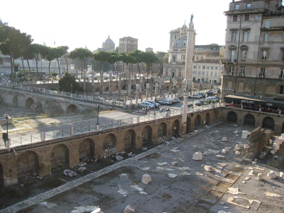 Άποψη τμήματος του Forum Traiani με τους