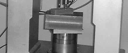 6: Πείραµα στατικού ερπυσµού µέσω της πειραµατικής συσκευής. Στο δεξί µέρος του σχήµατος παρουσιάζεται η µεταβολή του επιβαλλόµενου φορτίου στην επιφάνεια της επικάλυψης στη διάρκεια του χρόνου.
