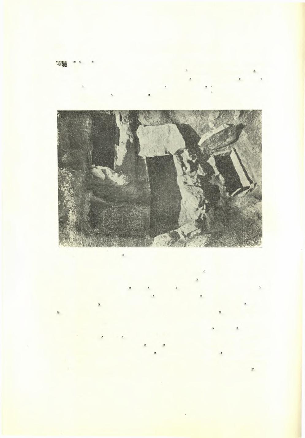 130 Πρακτικά τής 'Αρχαιολογικής Εταιρείας 1950 Οι υπό εξέτασιν τέσσαρες τάφοι είναι οΐ άνατολικώτερον πάντων καί οί πλησιέστερον τής όδοΰ άνευρεθέντες, άπέχοντες από ταΰτης 16.00 μ.