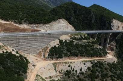 [Πηγή: ΕΟΑΕ] Υψηλό οπλισµένο επίχωµα σε έργο οδοποιίας [Πηγή: ΕΟΑΕ] Πανοραµική