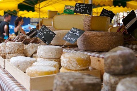 Τα γαλλικά τυριά / Les fromages français Ένα ρητό λέει ότι υπάρχει ένα διαφορετικό γαλλικό τυρί για κάθε μέρα του χρόνου, αλλά στην πραγματικότητα υπάρχουν περισσότερα από ένα για