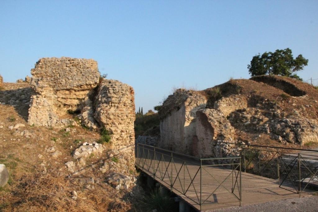 υποστηριχθεί πως αρχικά ίσως τα πρανή παρέμειναν χωμάτινα.