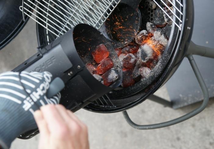 κορυφή. Γεμίστε το δοχείο ανάμματος της OUTDOORCHEF με την κατάλληλη ποσότητα από ξυλάνθρακα ή μπρικέτες (μην παραγεμίσετε!).