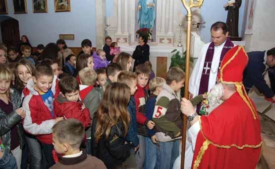 BOŽIĆNI BLAGDANI u jednoj jedinoj toëki, u jednom jedinom imenu, u jednoj jedinoj osobi: Isus Krist.
