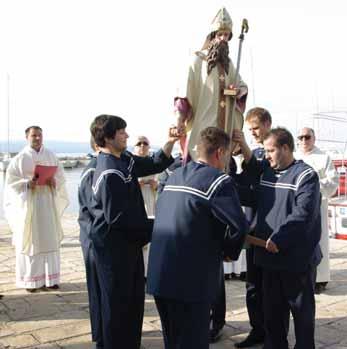 IZ ŽIVOTA ŽUPE Mornari nose kip Sv. Nikole no-religioznu krizu, kao i cijeli zapadni svijet. Povijesna je činjenica da je kršćanstvo oblikovalo naše narodno biće. Evanđelje je sraslo s našim duhom.