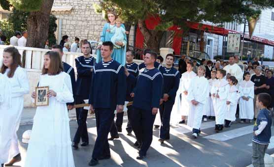 IZ ŽIVOTA ŽUPE Mornari nose Gospin kip u procesiji na blagdan Gospe Ružarice U našoj župi čuvari Gospodinova groba odjeveni su u mornarske uniforme. Broje do 20 momaka od kojih je jedan kapetan.