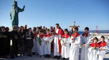 IZ ŽIVOTA ŽUPE CVJETNICA 2010. Na blagdan Cvijetnice vjernici Baške Vode svečano se okupljaju na rivi kod kipa sv.