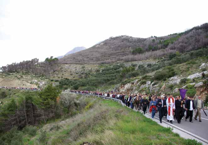Procesija Velikoga petka 2010. Veliki petak, dan spomena Kristove muke i smrti, posebno se štuje u župi Bast-Baška Voda, gdje je i ove godine održan tradicionalni križni put.