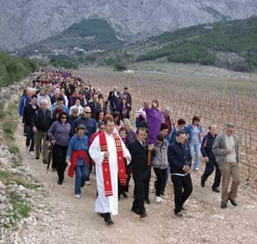 Frane Topić. Inače, u procesiji se nose tri križa. Prvi križ je mali zavjetni križ, drugi je bratimski, a treći župski. Onaj tko nosi zavjetni križ ima obavezu počastiti sve koji idu u procesiji.