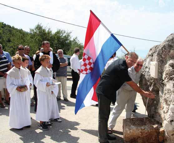IZ ŽIVOTA ŽUPE Blagoslov vodovoda u Bastu na Sv. Roka Nakon proslave Velike Gospe u Bastu i na Sv. Roka bilo je svečano i veselo.