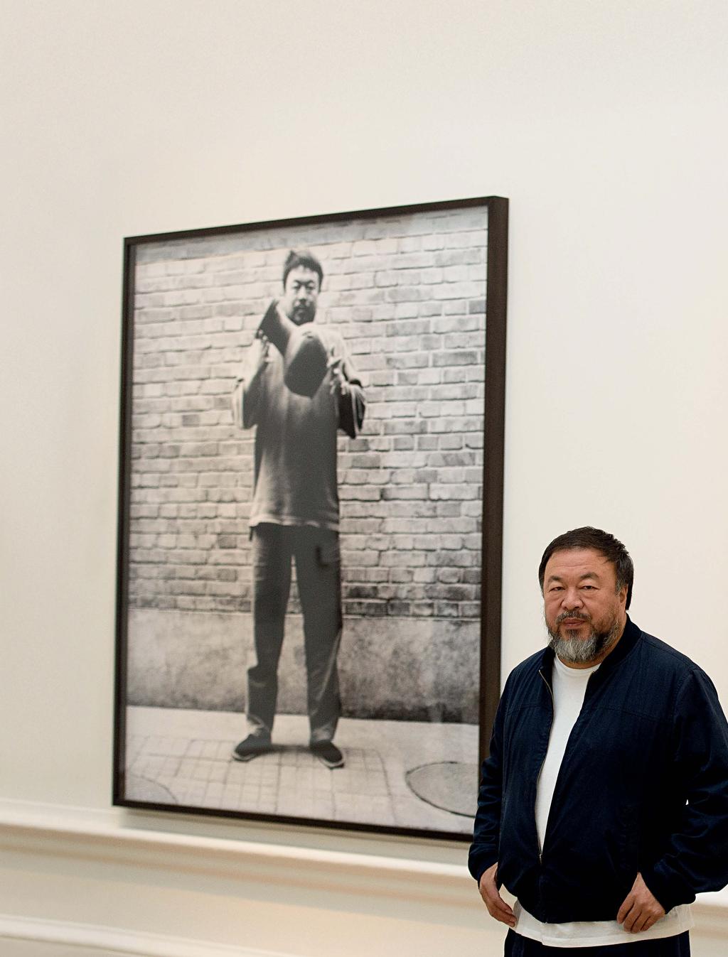 Ο Ai Weiwei Ο πολυσυζητημένος κινέζος εικαστικός και ακτιβιστής που ετοιμάζεται να παρουσιάσει την πρώτη έκθεσή του στην