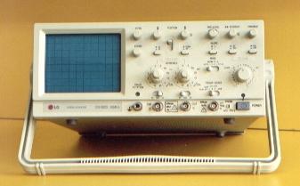 8. OSCILOSKOP CA 902 Vertikalni otklon: Dva kanala: CH1, CH2, ADD, DUAL Frekventni opseg: 2xDC-20 MHz Vertikalni otklon od 5 mv/div do 5 V/div sa korakom 1-2-5 Ulazna impedansa 1MΩ paralelno sa 25 pf