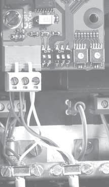 Ελληνικά (GR) 3 2 1 3.2 Ρύθμιση της διεύθυνσης Modbus Η μονάδα Modbus CIM 2XX έχει δύο δεκαεξαδικούς περιστροφικούς διακόπτες για ρύθμιση της διεύθυνσης Modbus.
