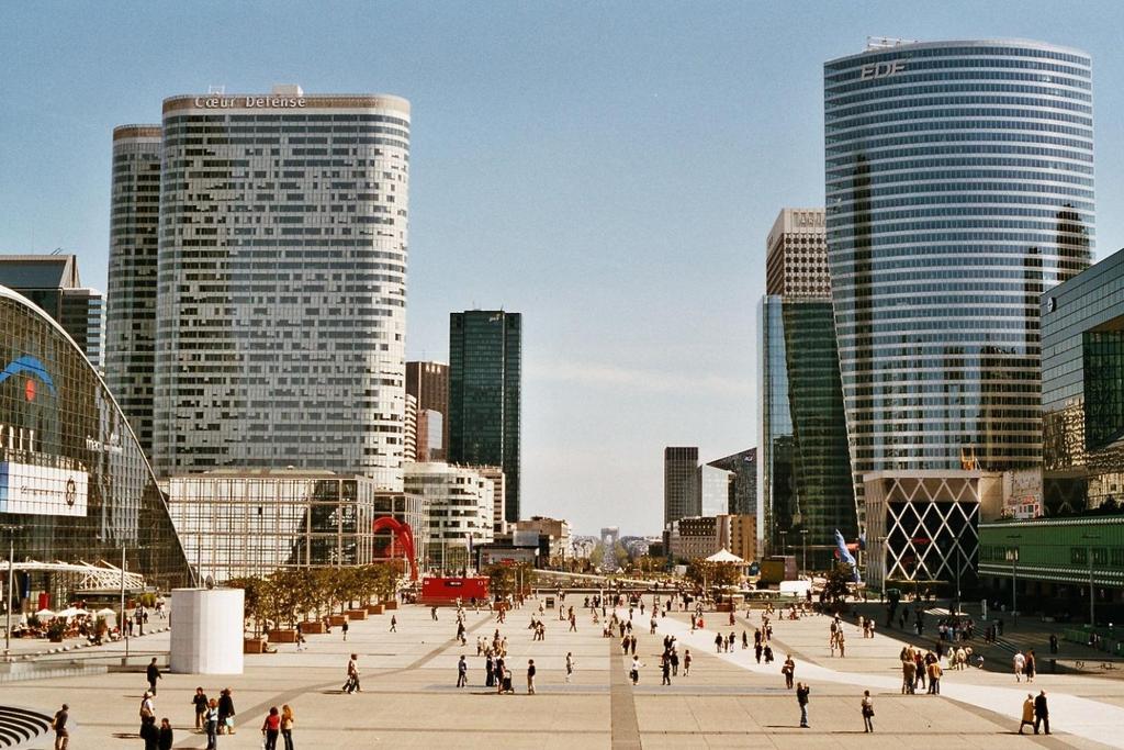 1980-1990: ΑΠΟΡΡΥΘΜΙΣΗ ΚΑΙ ΑΝΑΔΥΣΗ ΤΗΣ ΕΠΙΧΕΙΡΗΜΑΤΙΚΗΣ ΠΟΛΗΣ (3/3) Αντίστοιχη ανάπτυξη είχε η επιχειρηματική περιοχή της La Défense στο Παρίσι.