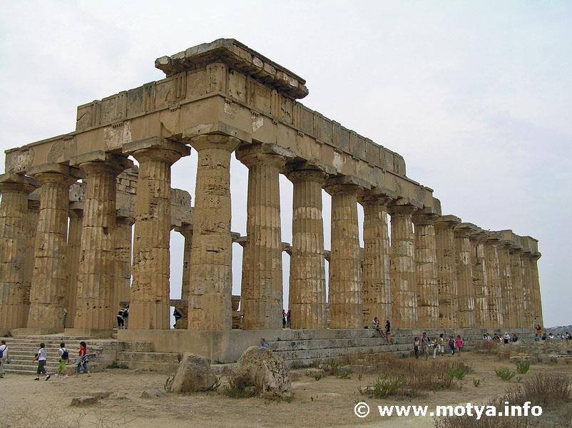 Καλύτερα διατηρούνται οι αρχαϊκοί δωρικοί ναοί που χτίστηκαν στις πλούσιες ελληνικές αποικίες της Σικελίας (στις Συρακούσες, τον