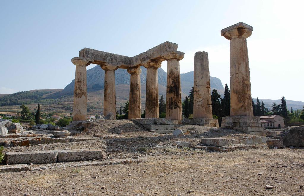 Ο ναός του Απόλλωνα στην Κόρινθο σήμερα -