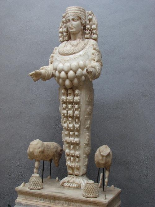 Η Άρτεμη, η μεγάλη θεά της Εφέσου, ήταν μια τοπική μικρασιατική θεότητα που οι Έλληνες είχαν ταυτίσει με την